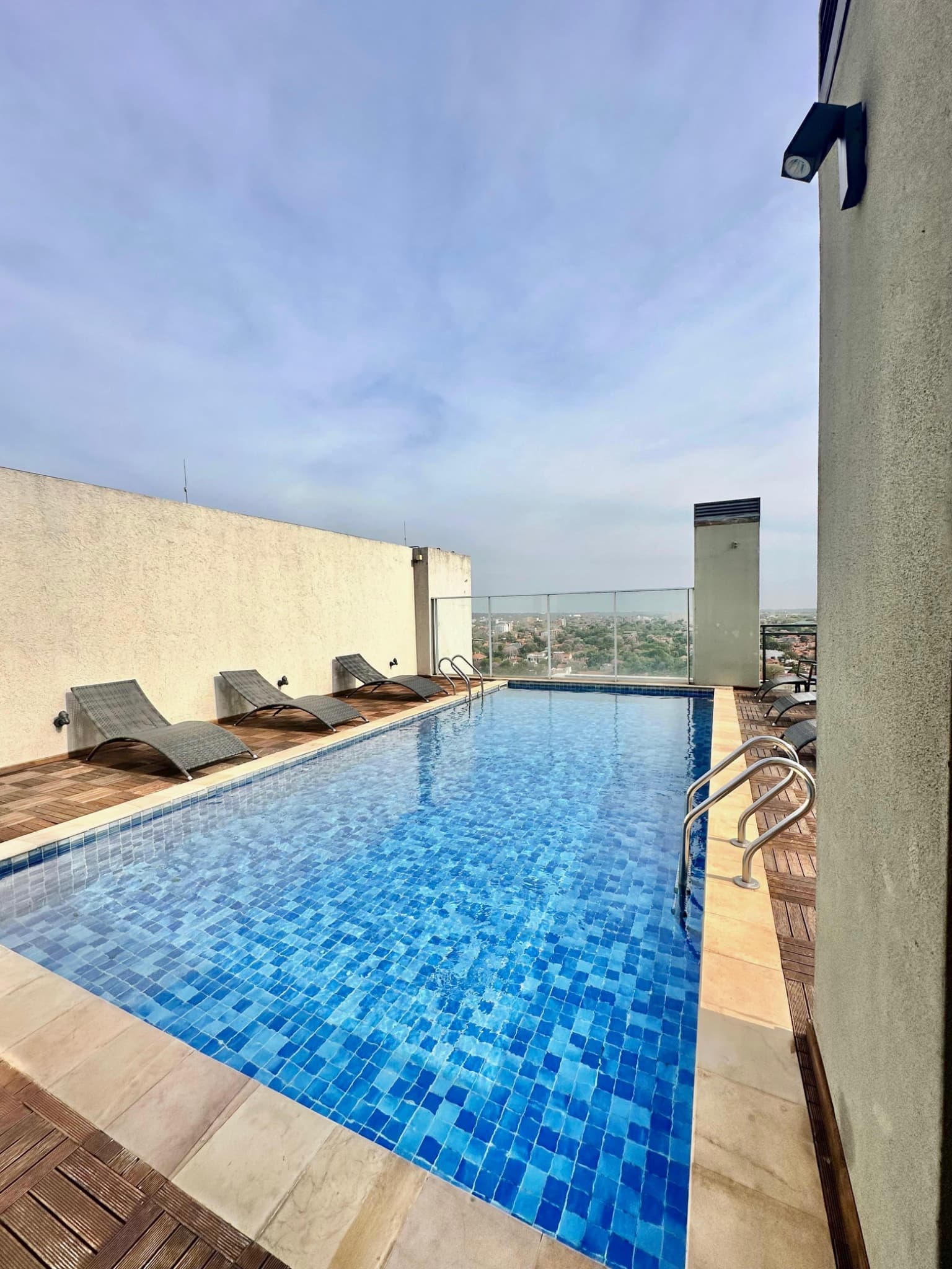Alquiler: Moderno Departamento con 4 Baños, Balcón Panorámico y Estacionamiento - Gs. 9.000.000