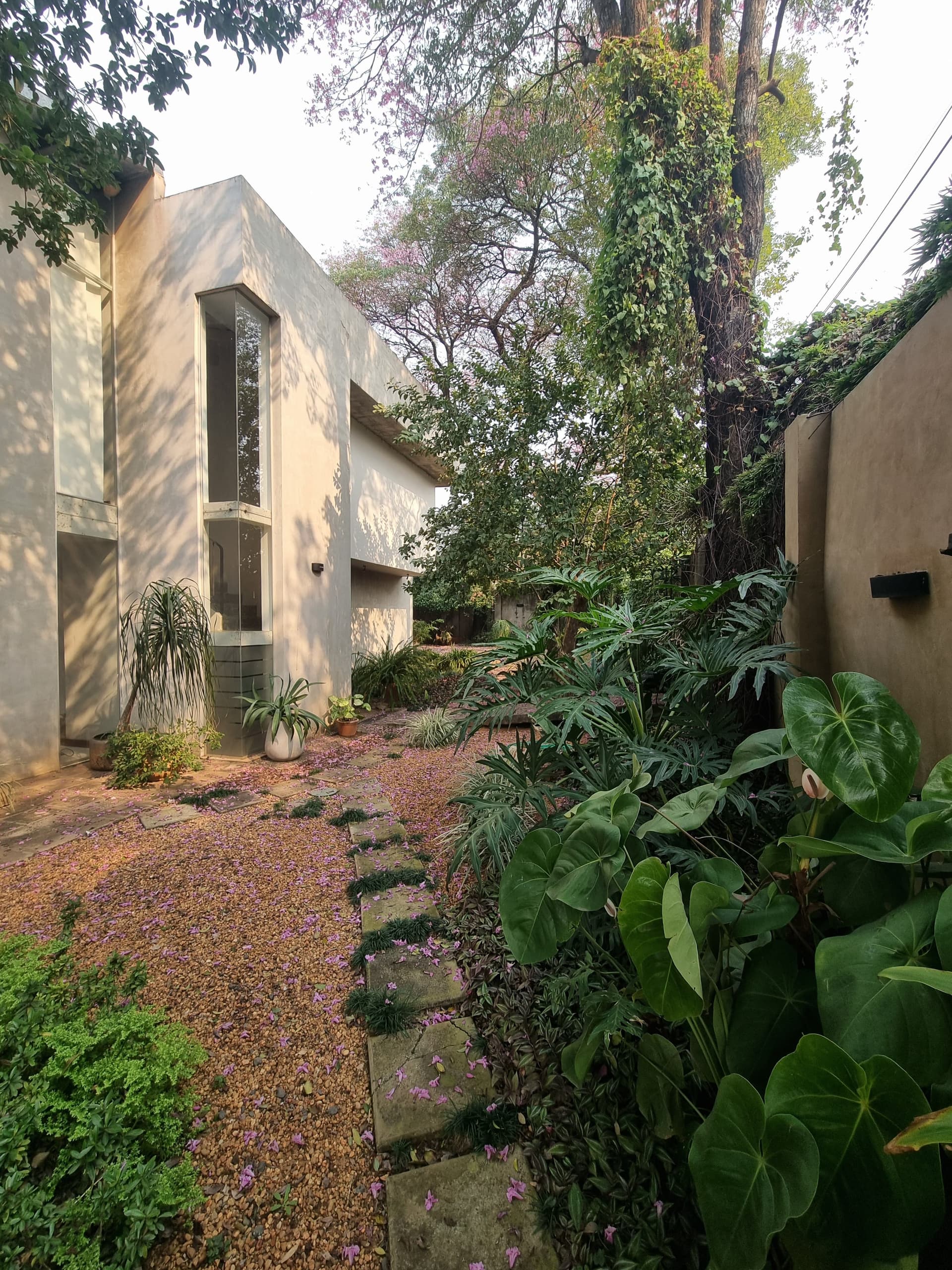 Alquilo casa moderna en ycua sati con 3 dormitorios + estudio o 4 dormi