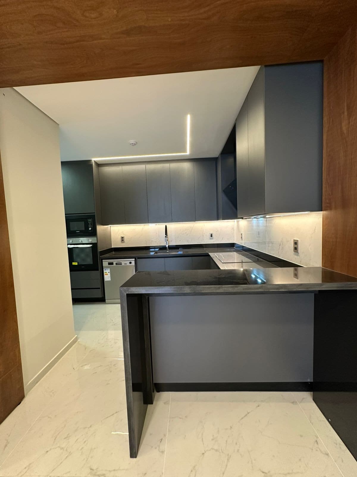Exclusiva Casa Pareada a Estrenar: Lujo y Confort en Alquiler