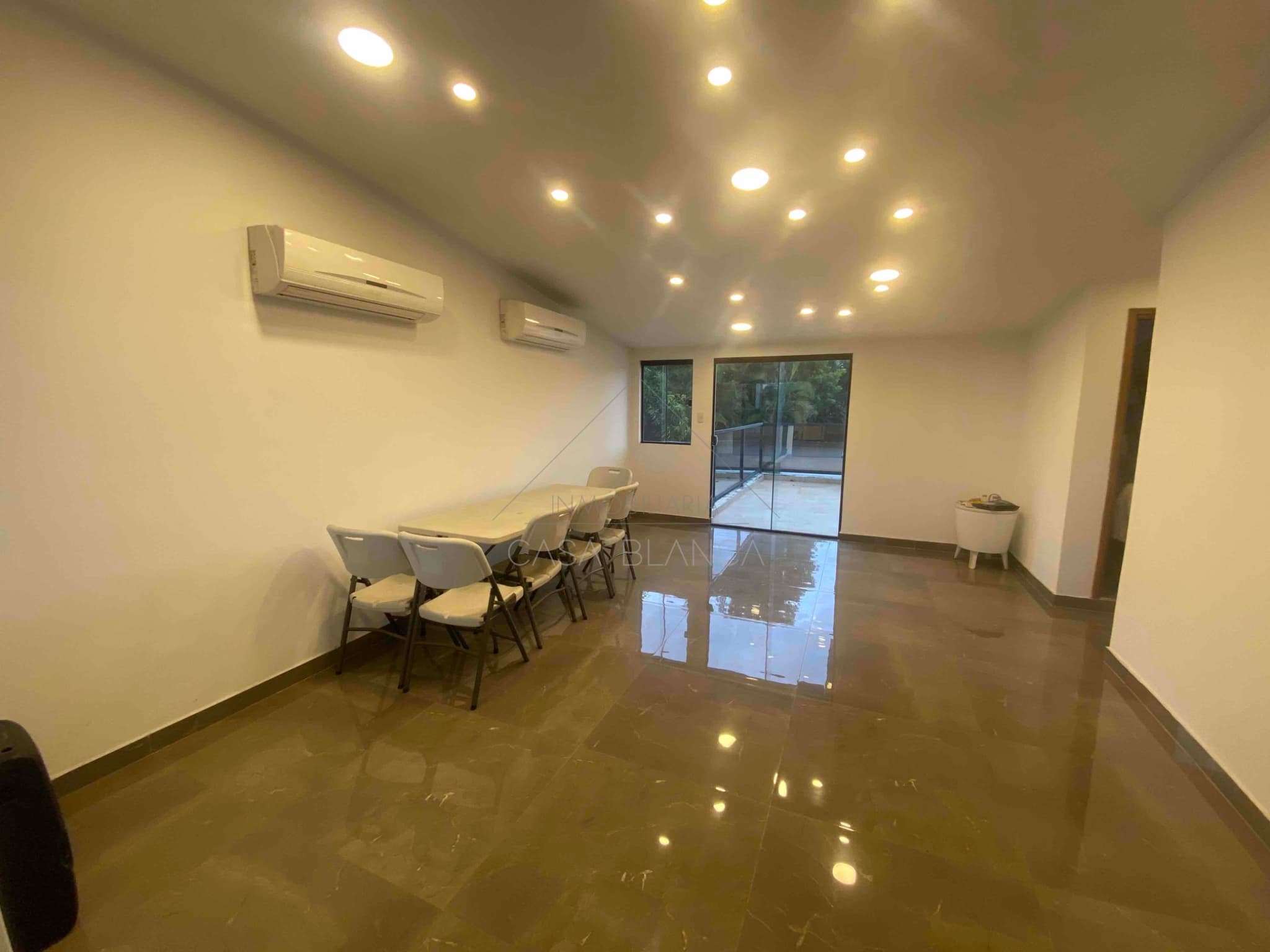Fina Residencia con jacuzzi y ascensor y cava en Barrio Herrera