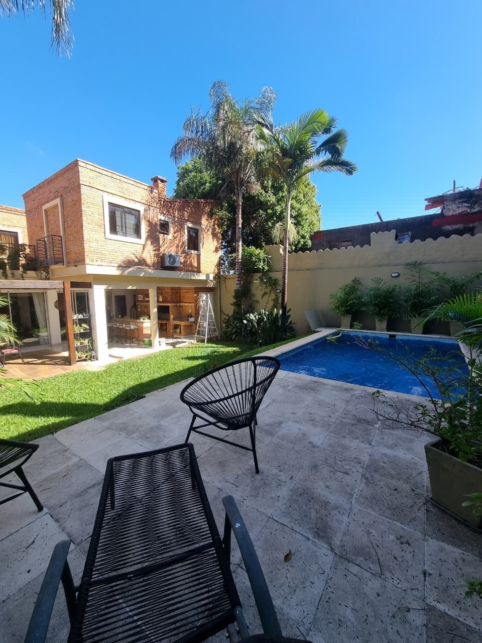 Exclusiva Residencia en Mburucuyá: Oportunidad Única de Inversión