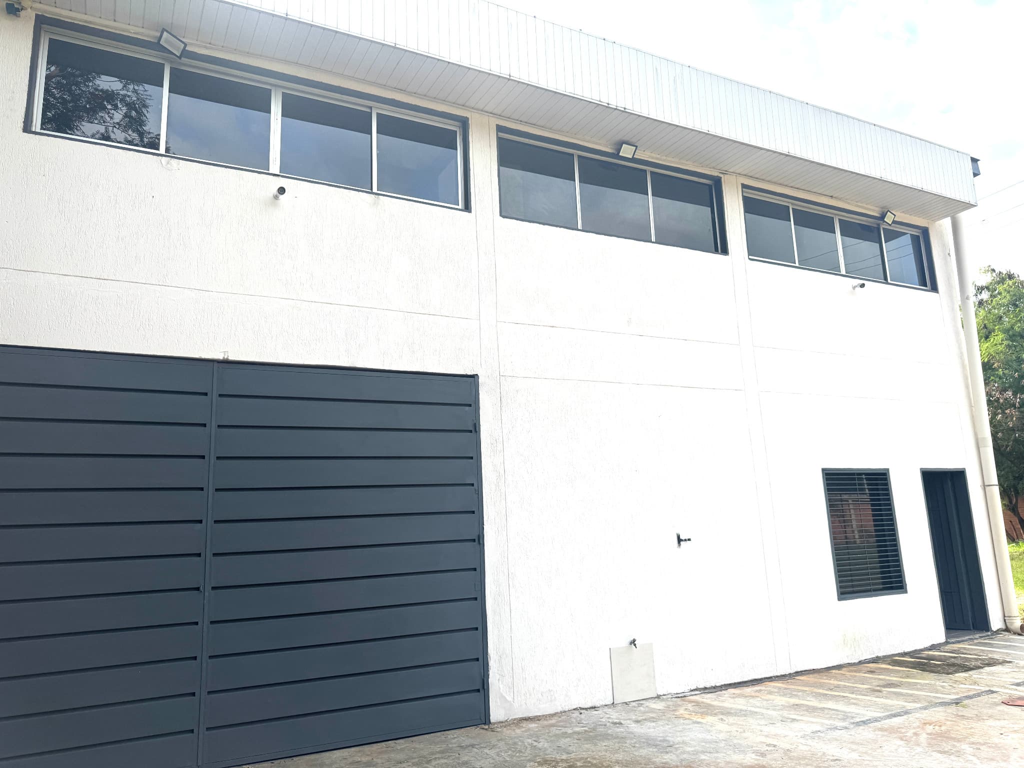 Excelente deposito con oficinas corporativas en Luque (zona aerop. S. Petirossi)