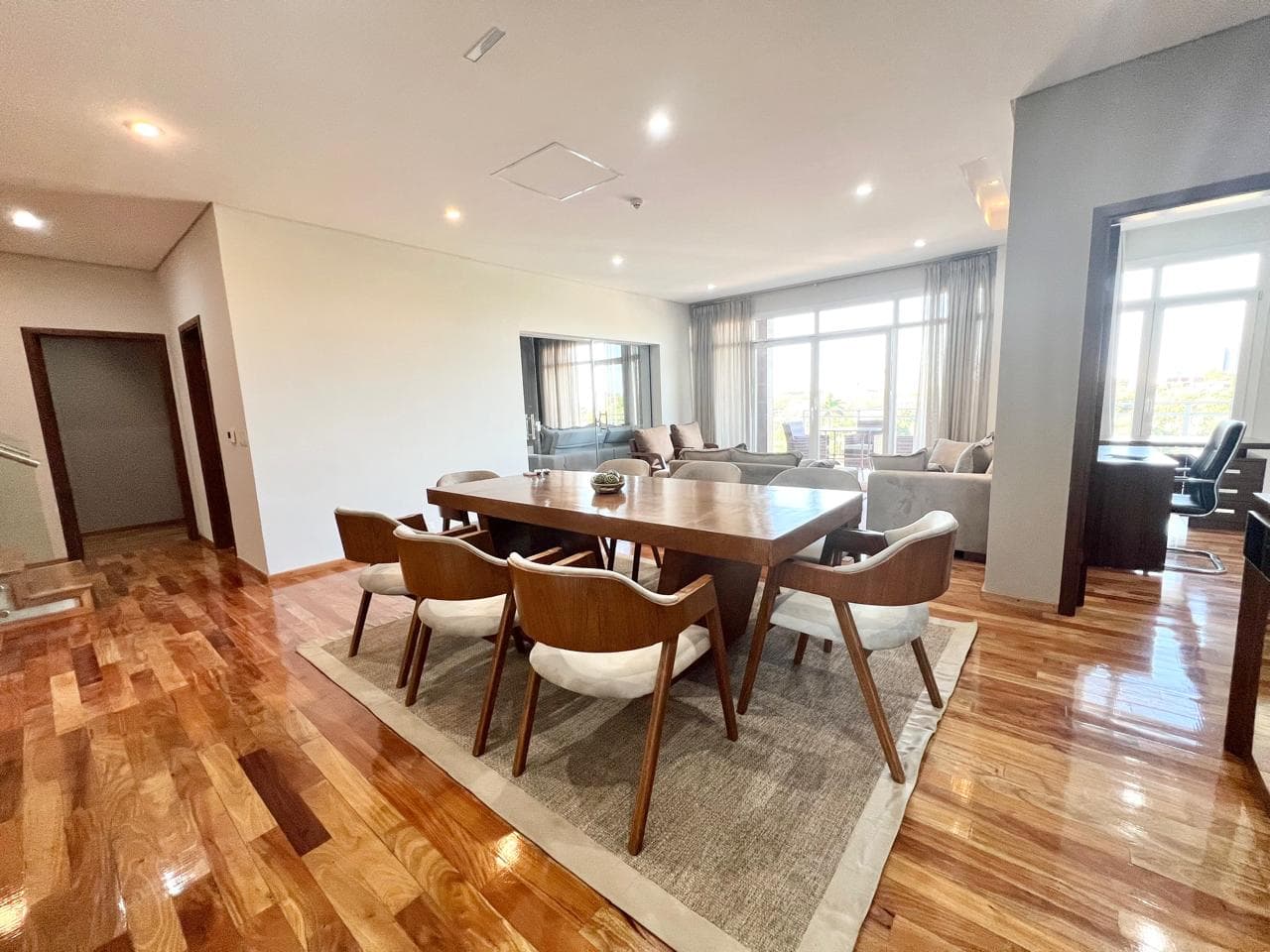 En Alquiler Amplio Penthouse Amoblado de 4 Habitaciones en Suite - Villa Morra A404