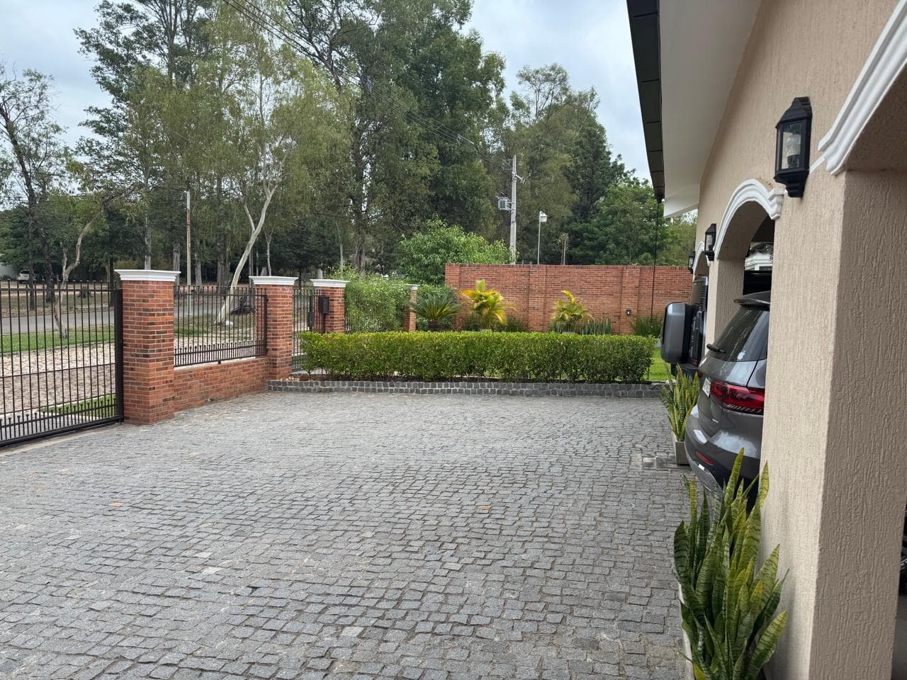Alquilo/Vendo Residencia en Barrio Cerrado Surubi’i