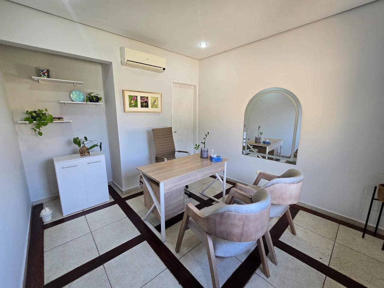 En Alquiler Espacio para consultorio en Barrio Herrera A329