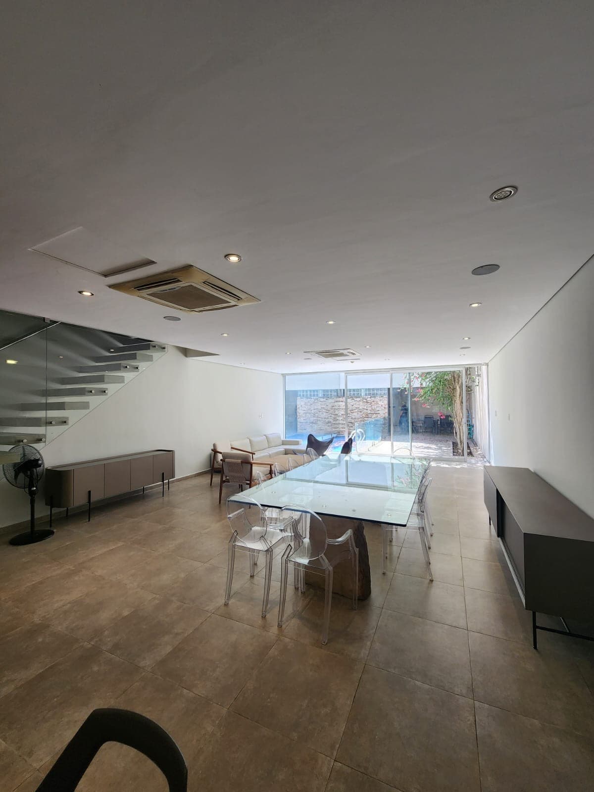 Alquilo exclusivo triplex domotico en barrio mburucuya