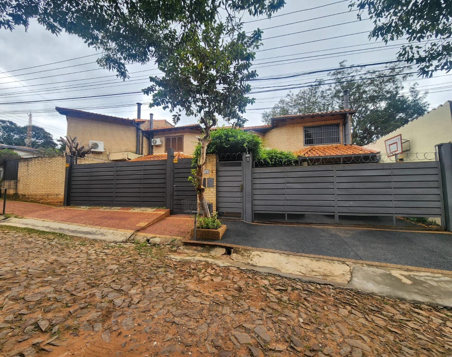 Vendo duplex en Barrio mburucuya