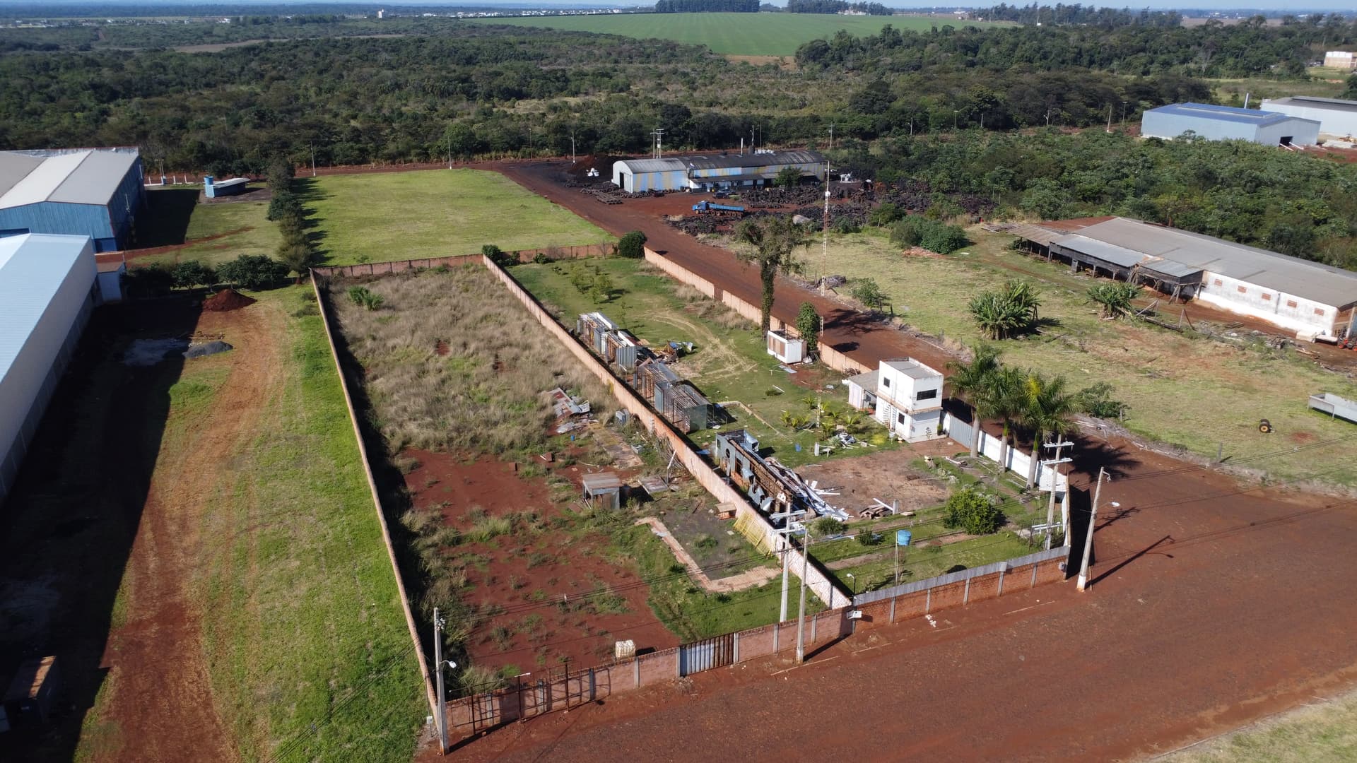 Vendo dos terrenos juntos Parque Industrial Montecarlo