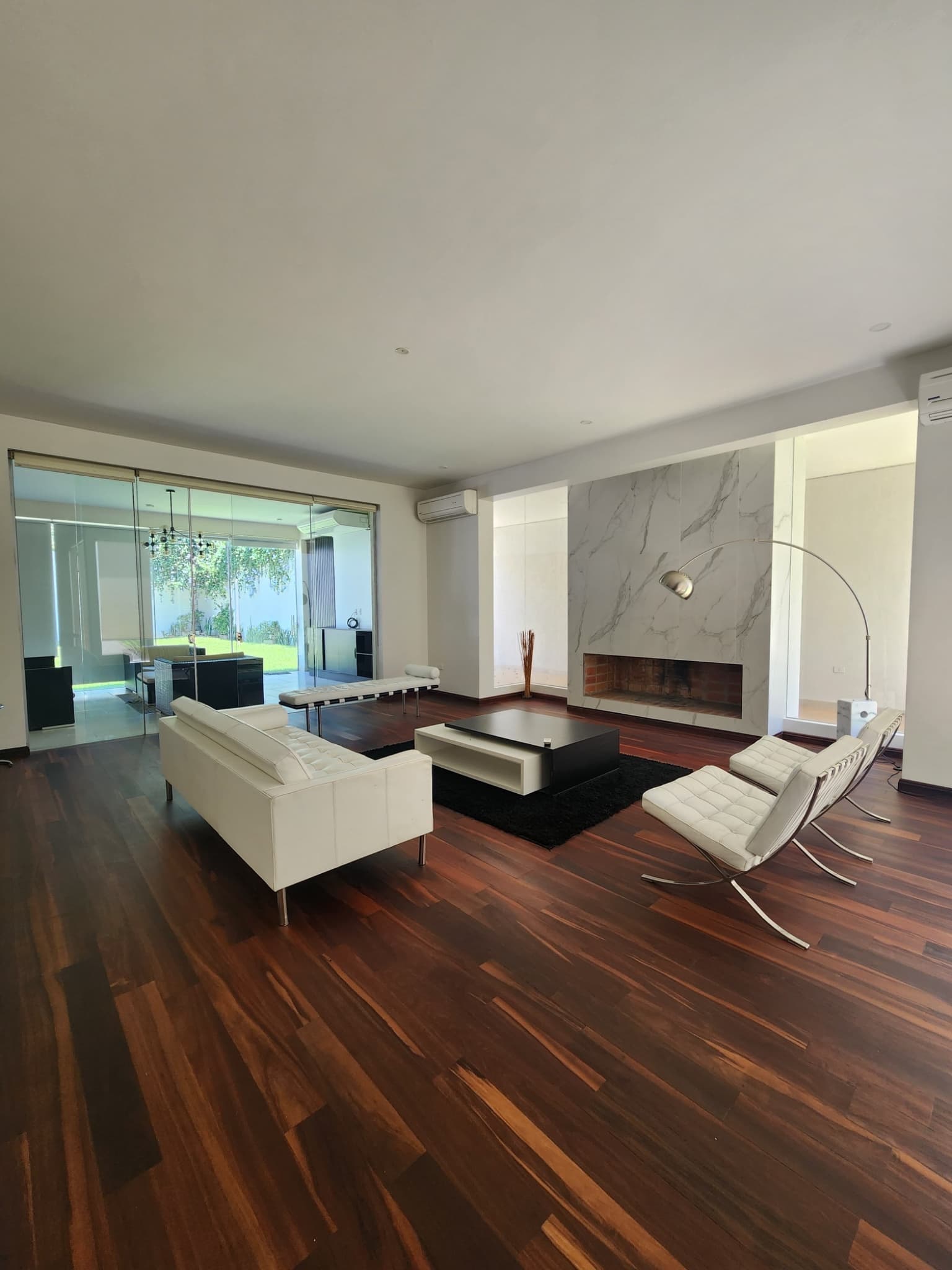 Exclusiva Residencia de Lujo, Totalmente Amoblada y Equipada, Disponible para Alquiler o Venta