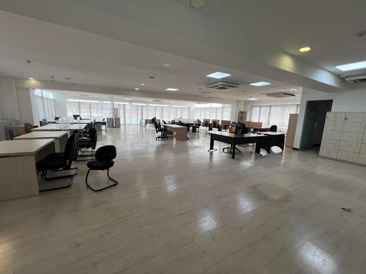 En Alquiler Oficina Corporativa - Zona Paseo La Galeria A420