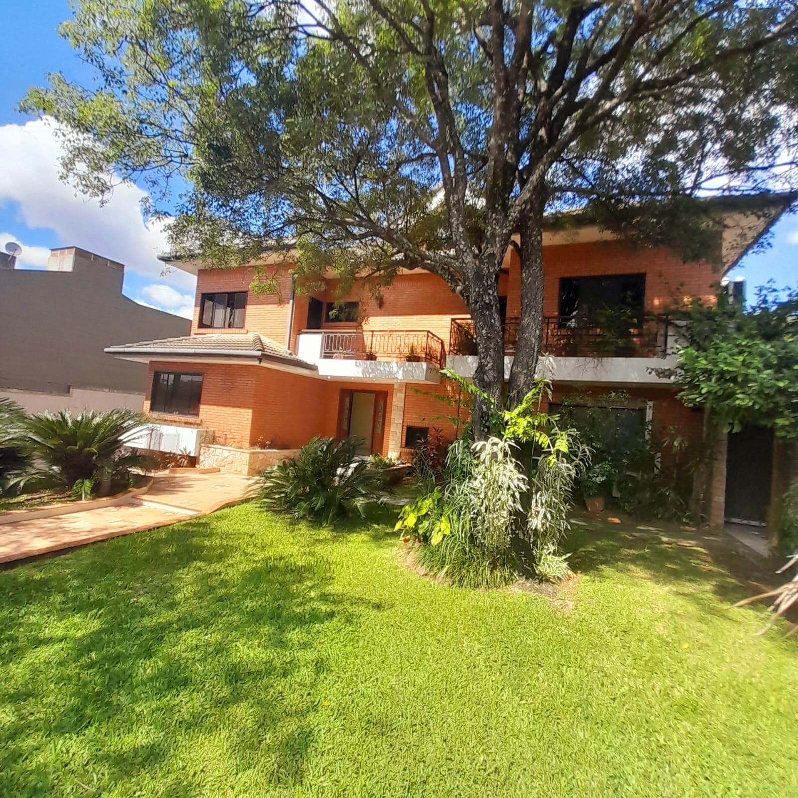 Alquilo – lujosa residencia con 5 dormitorios, cancha de tenis y doble acceso