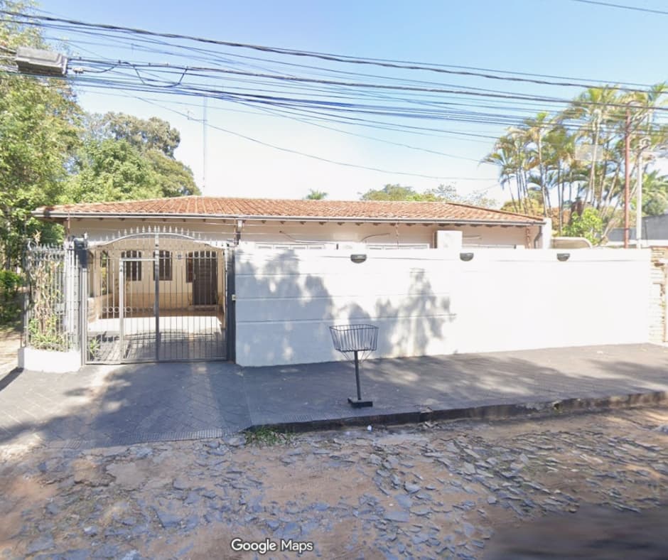 Casa estilo colonial en barrio mcal estigarribia