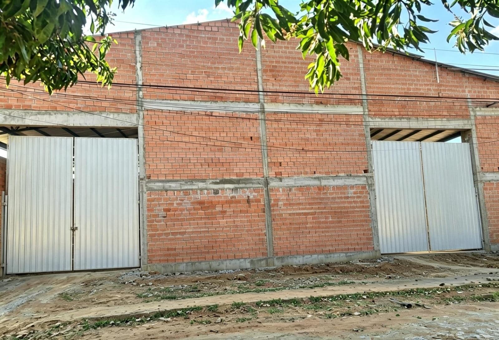 Dos depósitos a estrenar a una cuadra de la av. M. Lynch