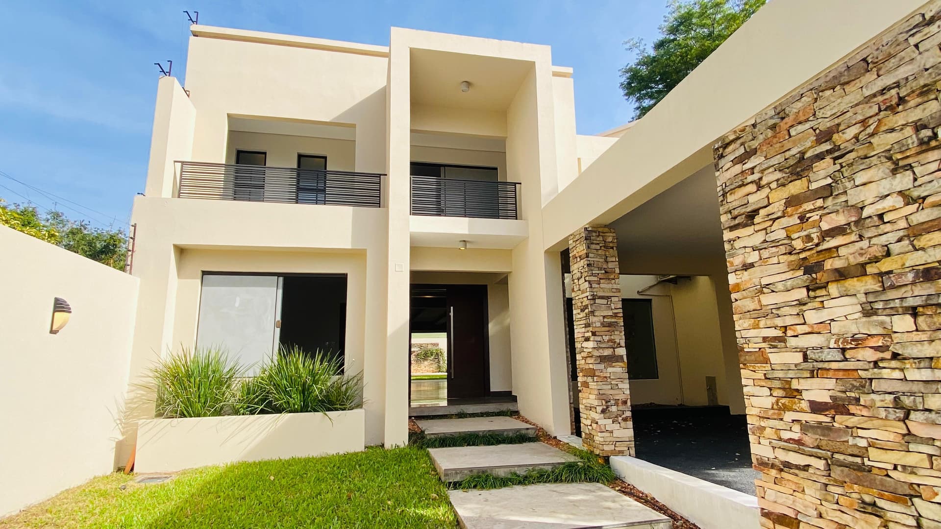 Hermosa casa de 4 dormitorios en barrio mburucuya