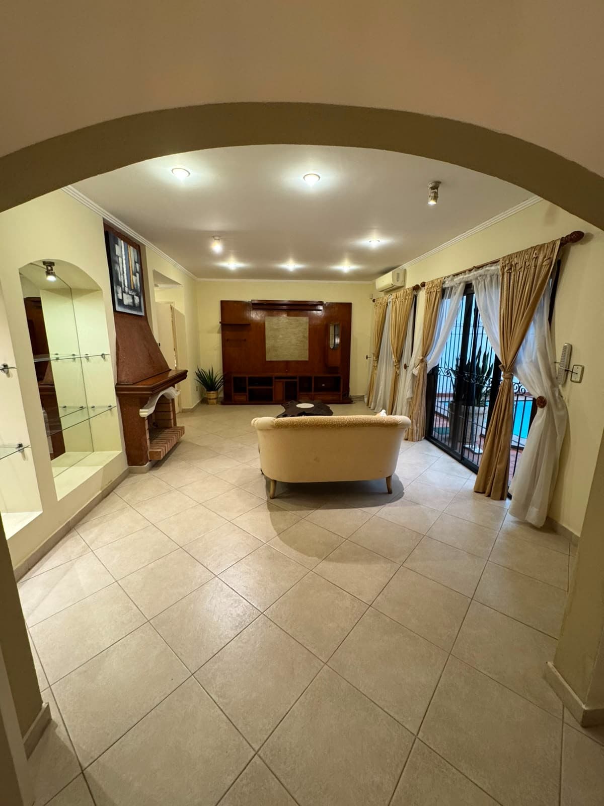 Vendo o alquilo amplia residencia en mburucuya