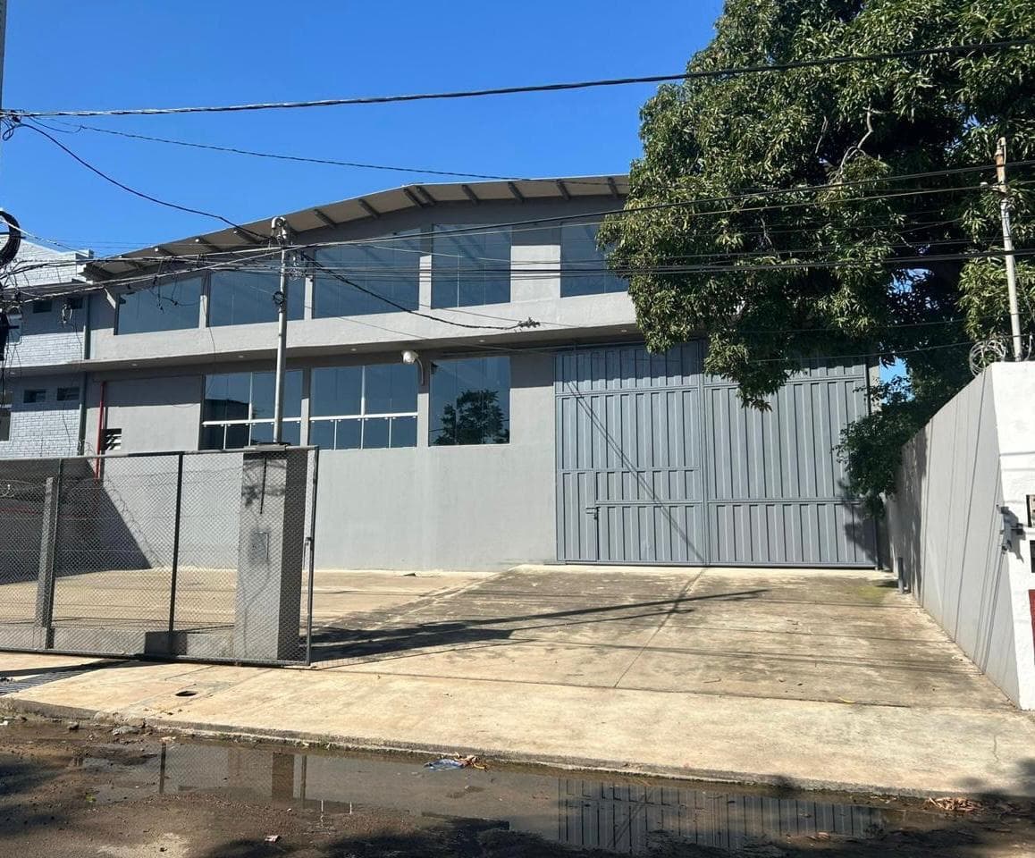 En Alquiler Depósito de 840 m2 en Asunción A481