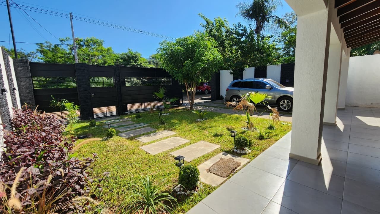 En venta hermosa casa con 4 dormitorios + area de servicio en San Bernardino