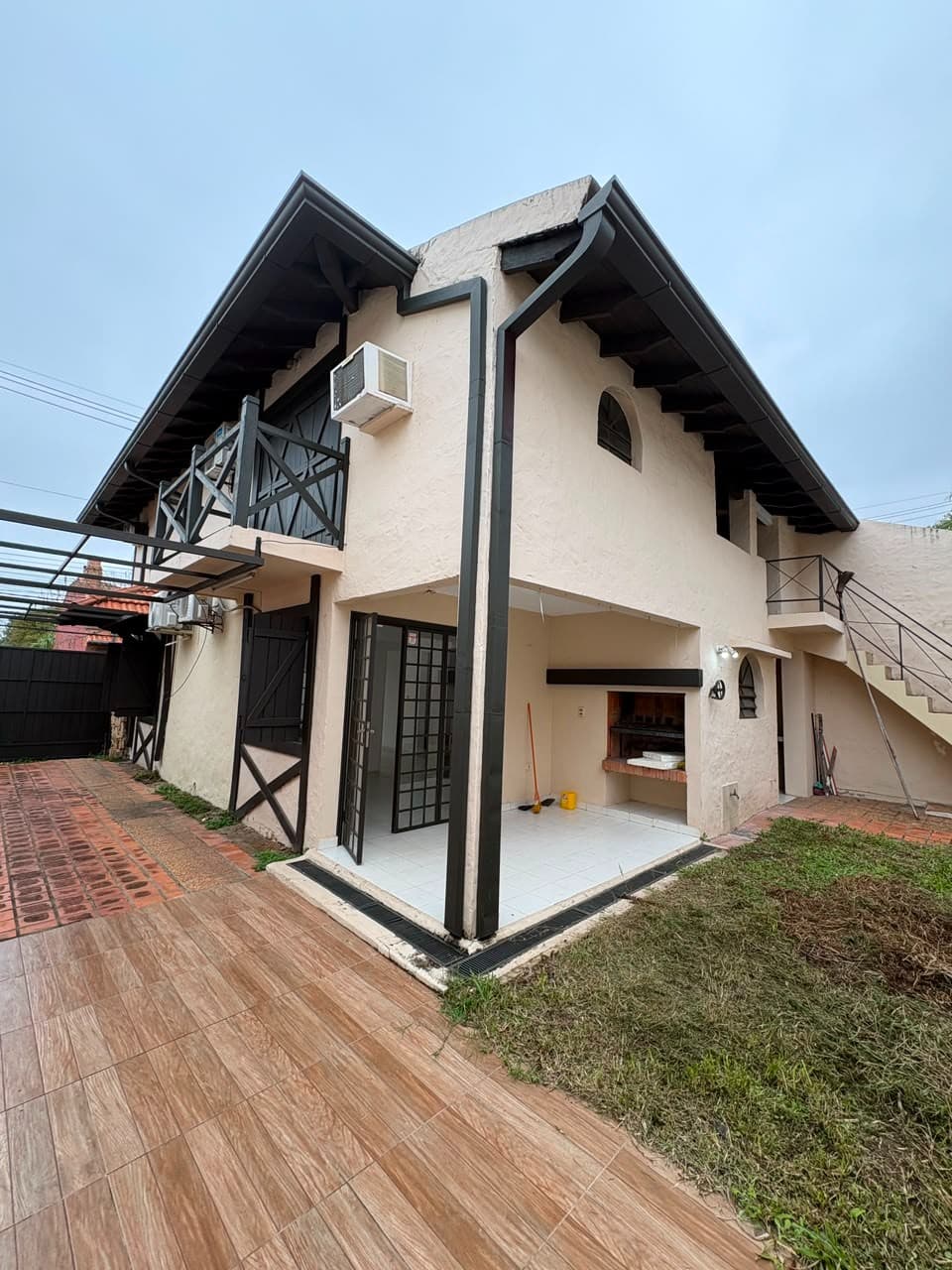 Alquilo dúplex rústico – zona colegio goethe