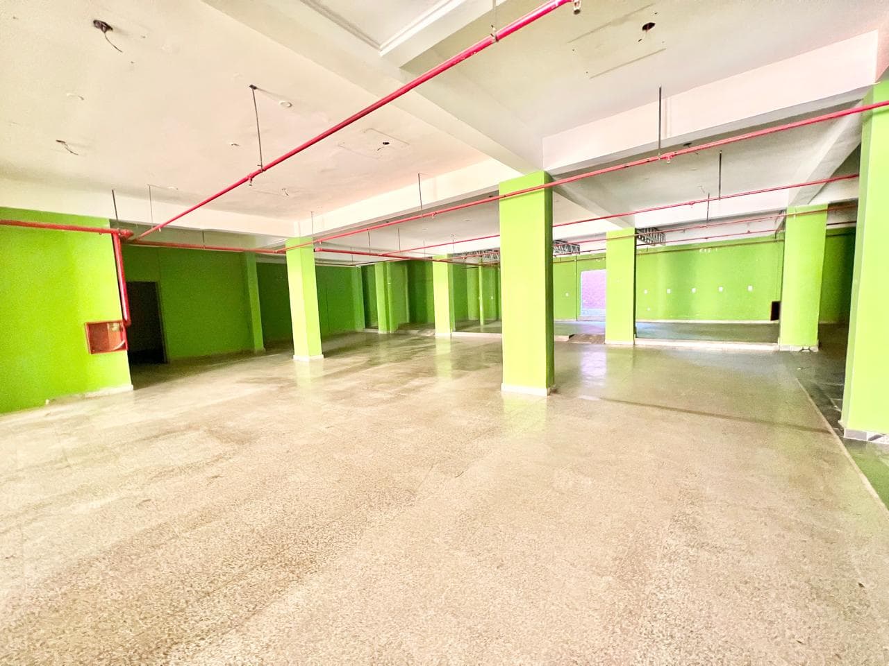 En Alquiler Amplio Showroom/Salón sobre Avenida en Asunción A517