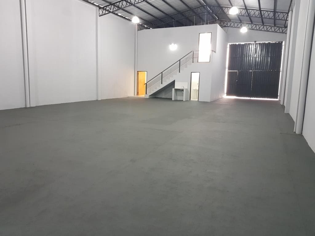 Alquilo Depósito de 340 m2, zona CIT, excelente estado