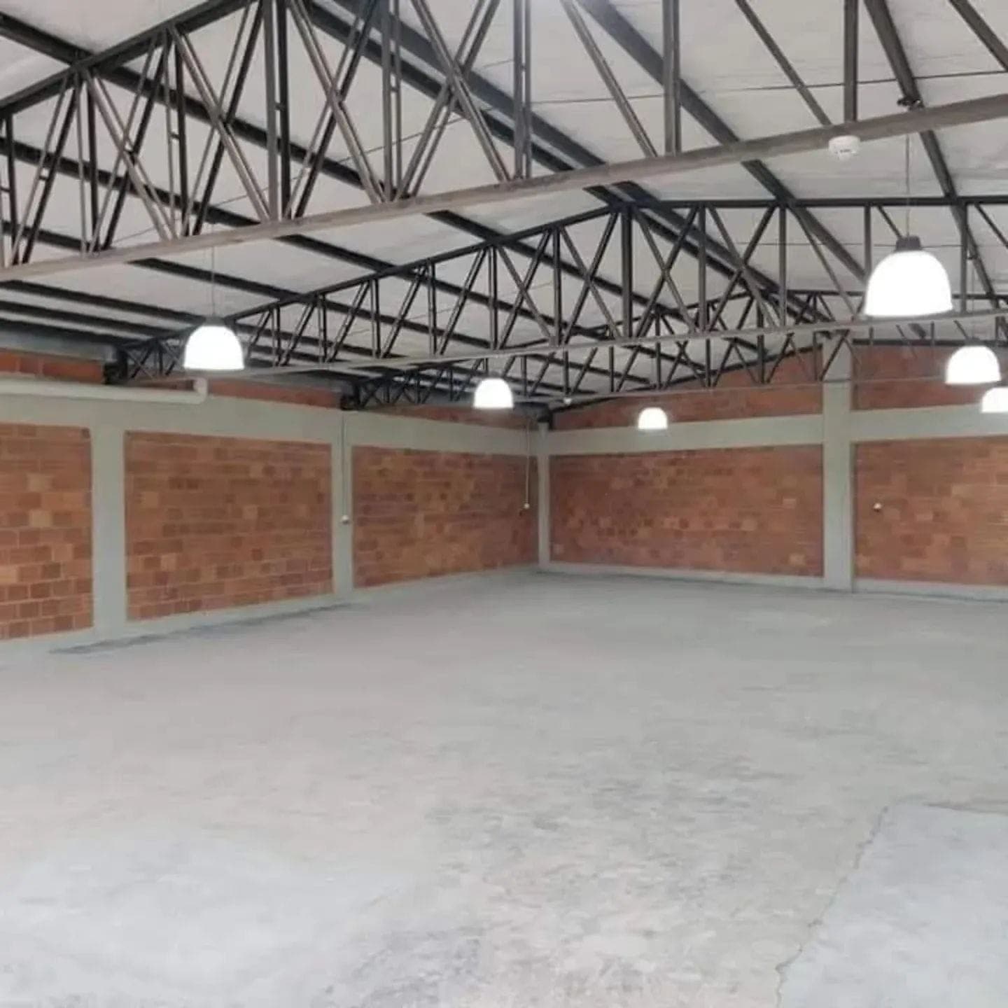 Deposito a estrenar en Fernando de la Mora a media cuadra de la avda. Madame lynch