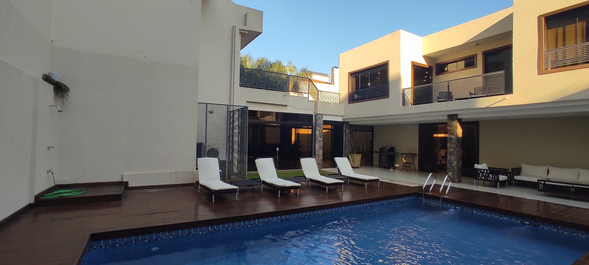 VENDO O ALQUILO: Majestuosa Residencia de Lujo con Diseño Exclusivo en el Prestigioso Barrio Manora