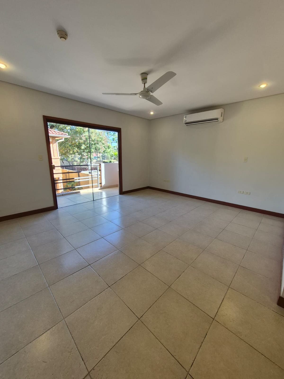 Alquilo hermosa casa de 4 dormitorios en condominio
