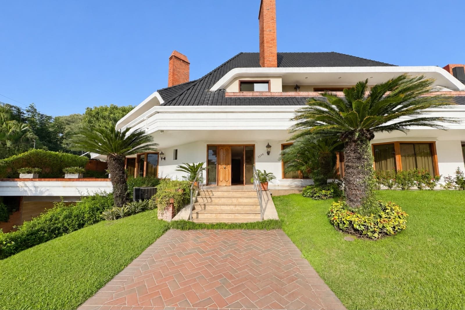 En venta Exclusiva residencia en Mburicao Asunción