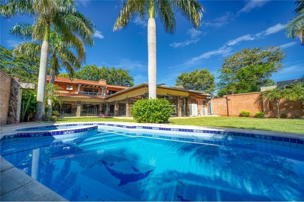 Casa Moderna y Luminosa con 6 Baños de Lujo y Vistas Panorámicas