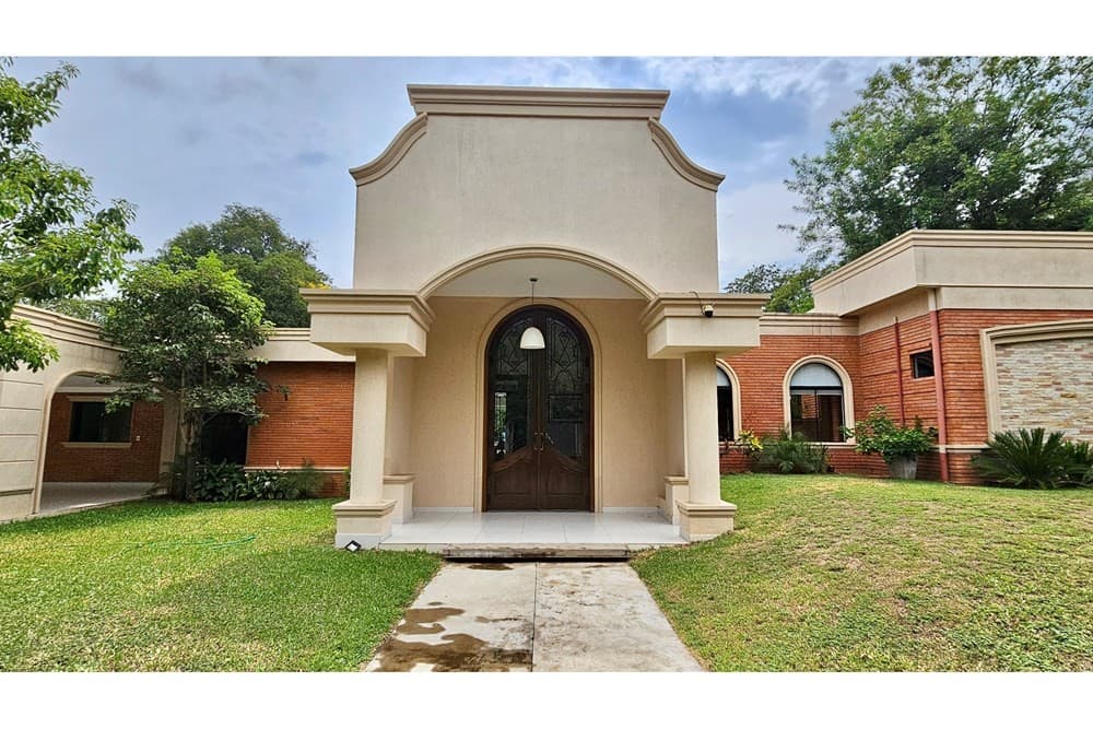 Espectacular Casa de 1 Piso con Piscina, 5 Baños y 6 Garajes: Tu Oasis en Venta