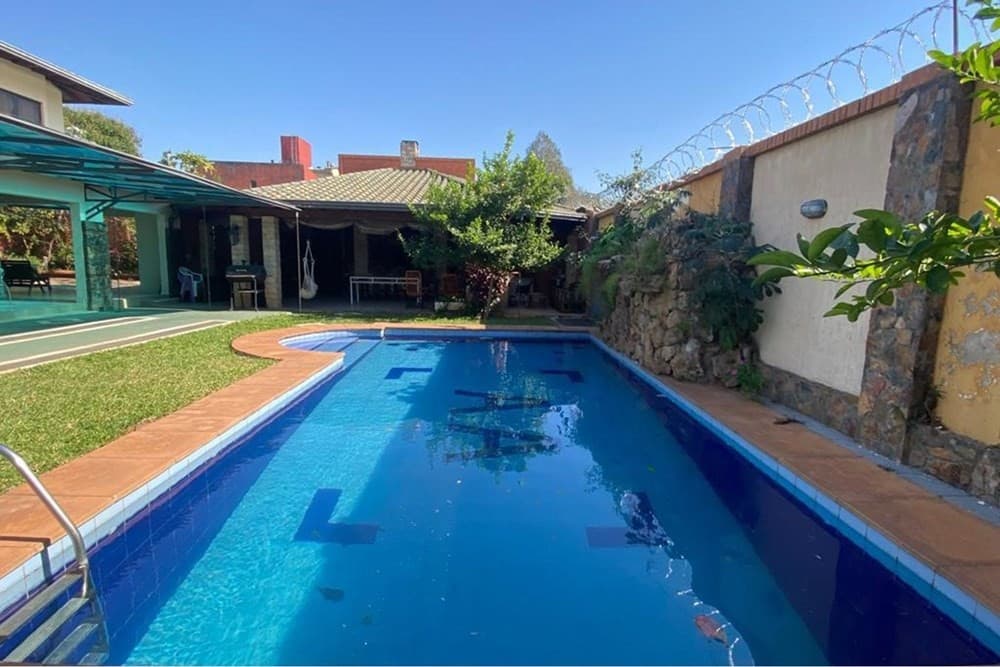 Espectacular Casa de Diseño Rústico-Moderno con Piscina y Jardín en Kennedy, Lambaré