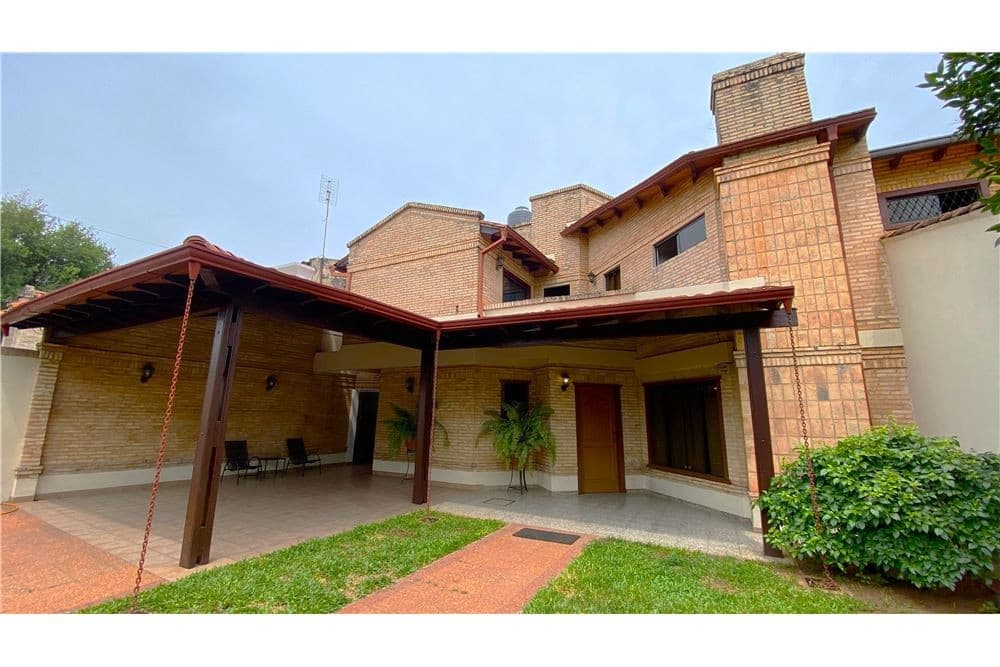 Casa Rústica Moderna de 2 Pisos con Terraza y 5 Baños, ¡Confort y Estilo!