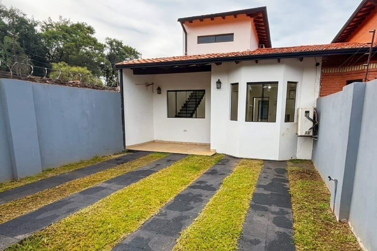 Encantadora Casa de 2 Pisos con Jardín y Asador - ¡Tu Nuevo Hogar!