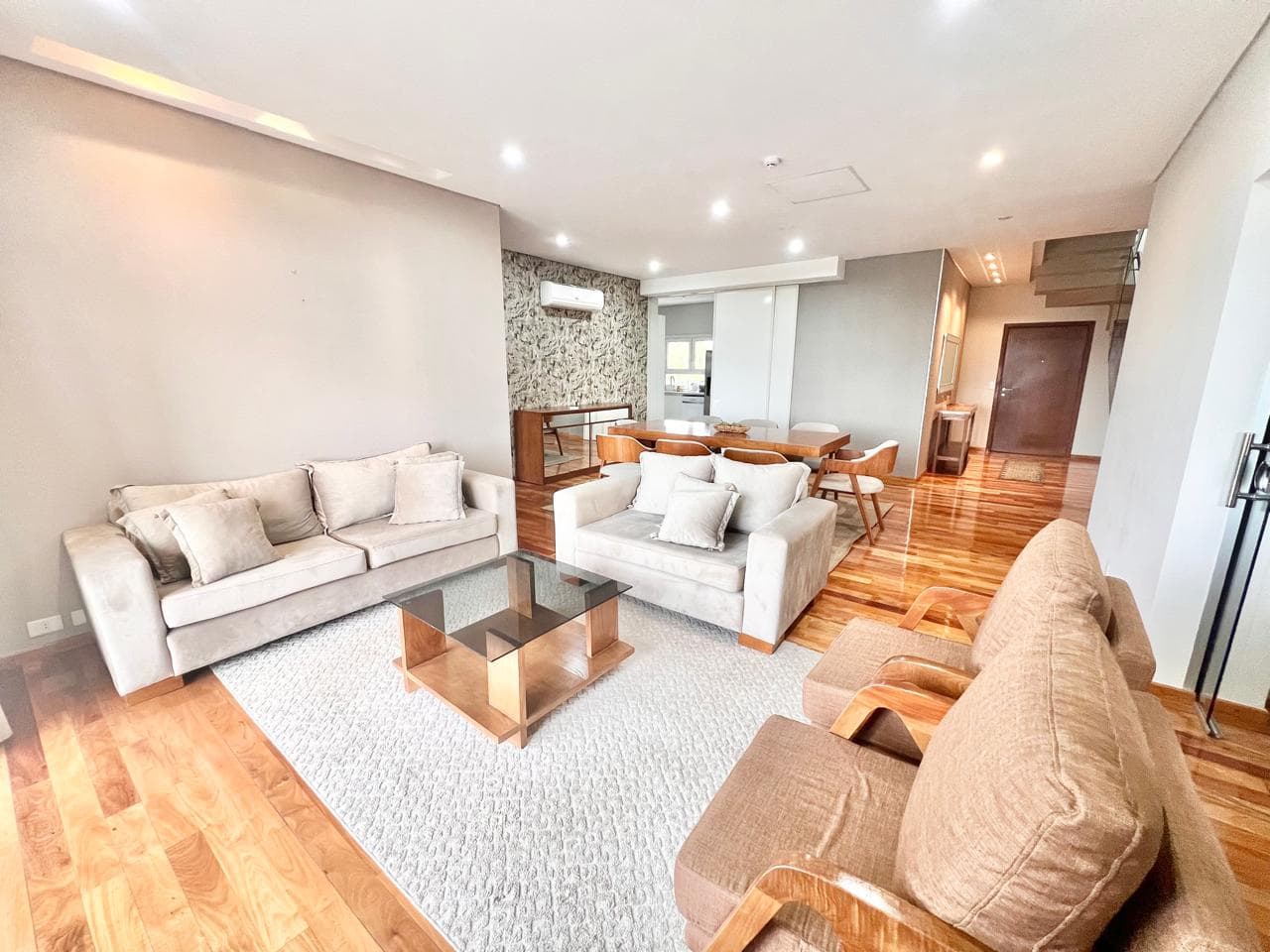 En Alquiler Amplio Penthouse Amoblado de 4 Habitaciones en Suite - Villa Morra A404