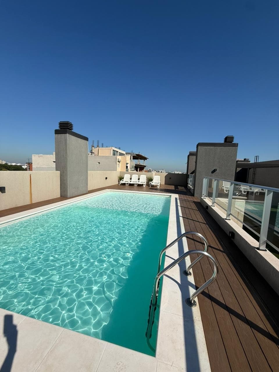 Vendo departamento de tres dormitorios, doble cochera y area de servicio zona shopping Villa Morra