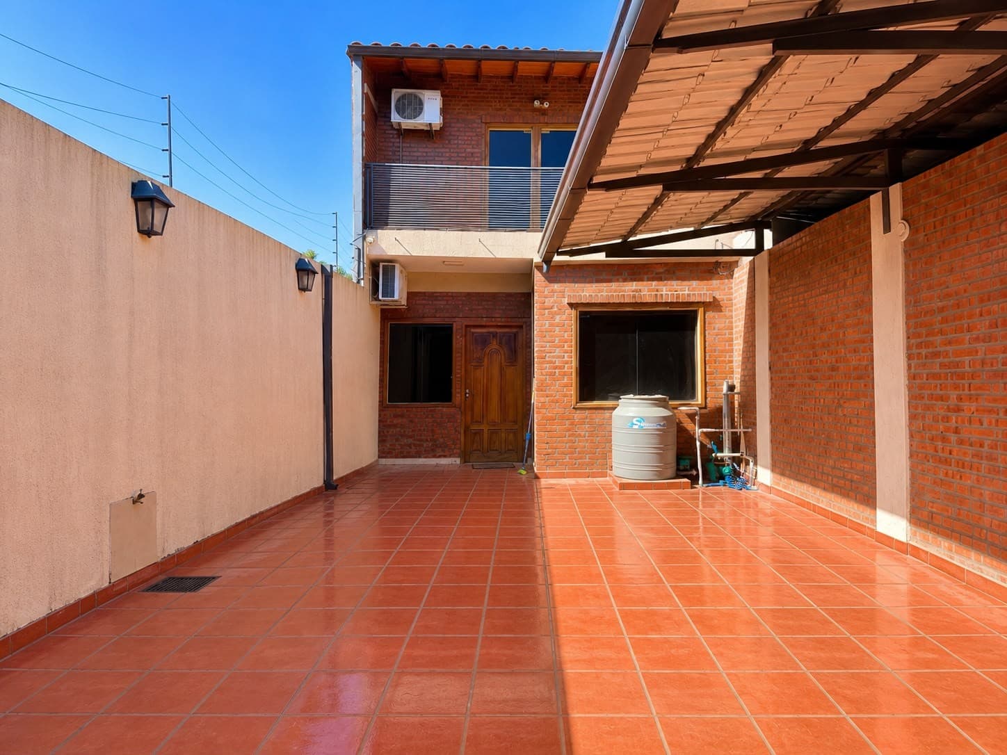 Exclusivo Dúplex con Vistas Panorámicas al Aeropuerto en el Prestigioso Barrio San Luis, Mariano Roque Alonso