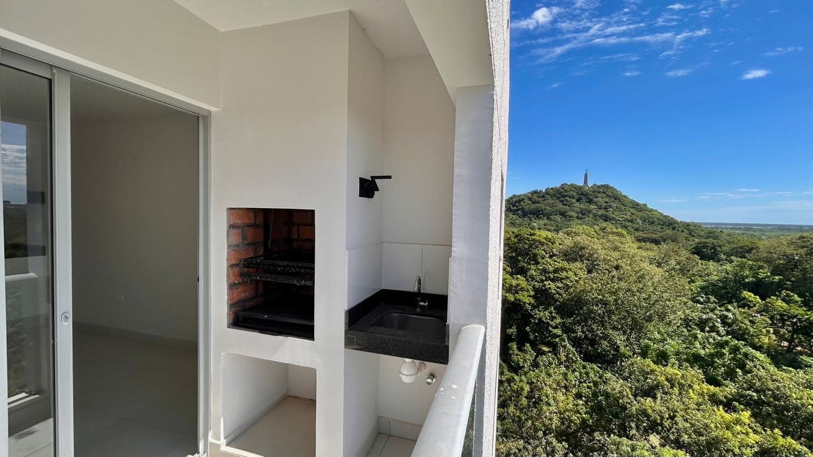 Exclusivo Departamento Moderno con Balcón y Parrilla en Edificio Orquídeas, Asunción