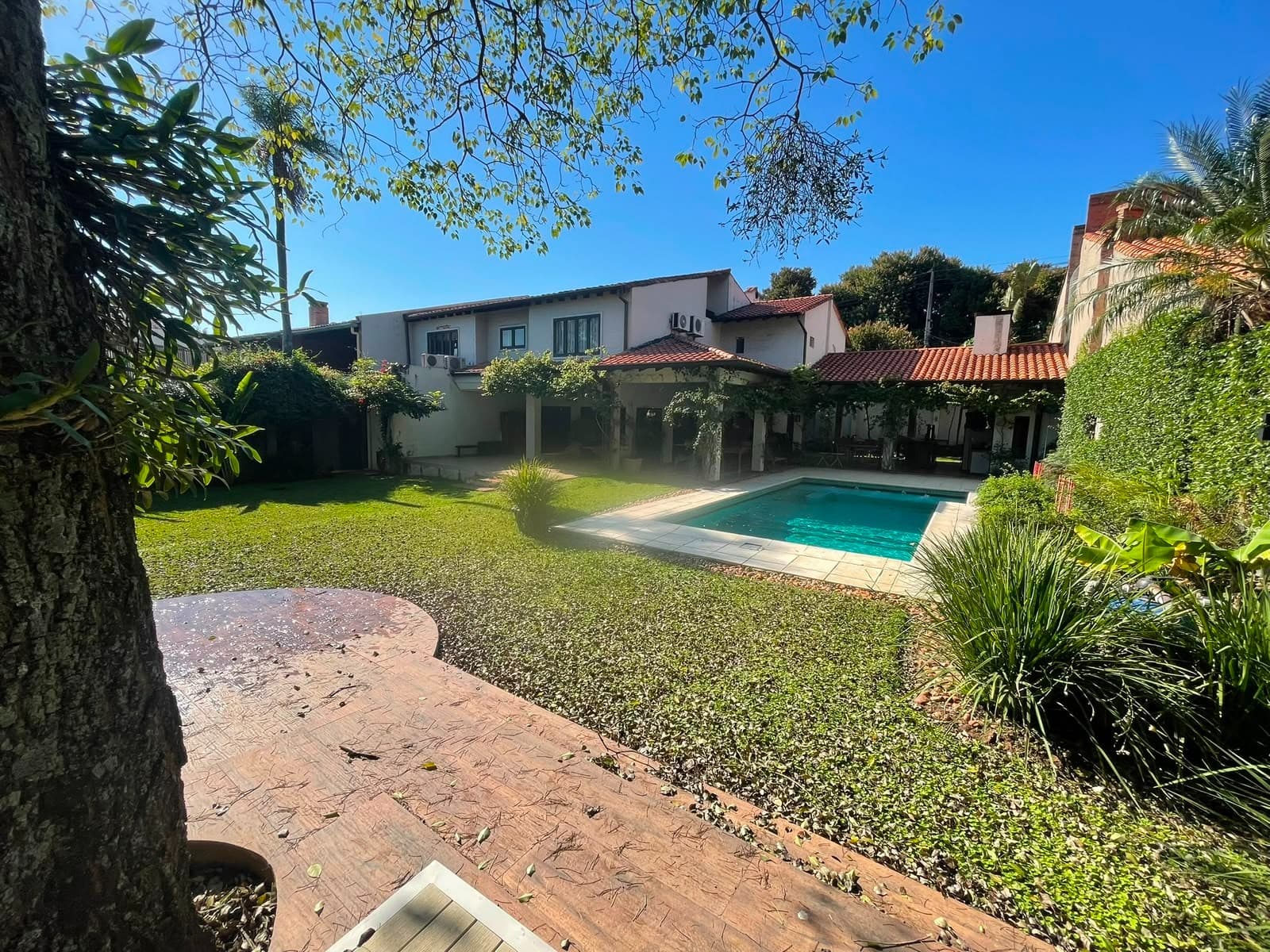 Exclusiva Residencia en Venta en Barrio Las Lomas amueblada : 4 Dormitorios, Amplio Jardín y Ubicación Privilegiada
