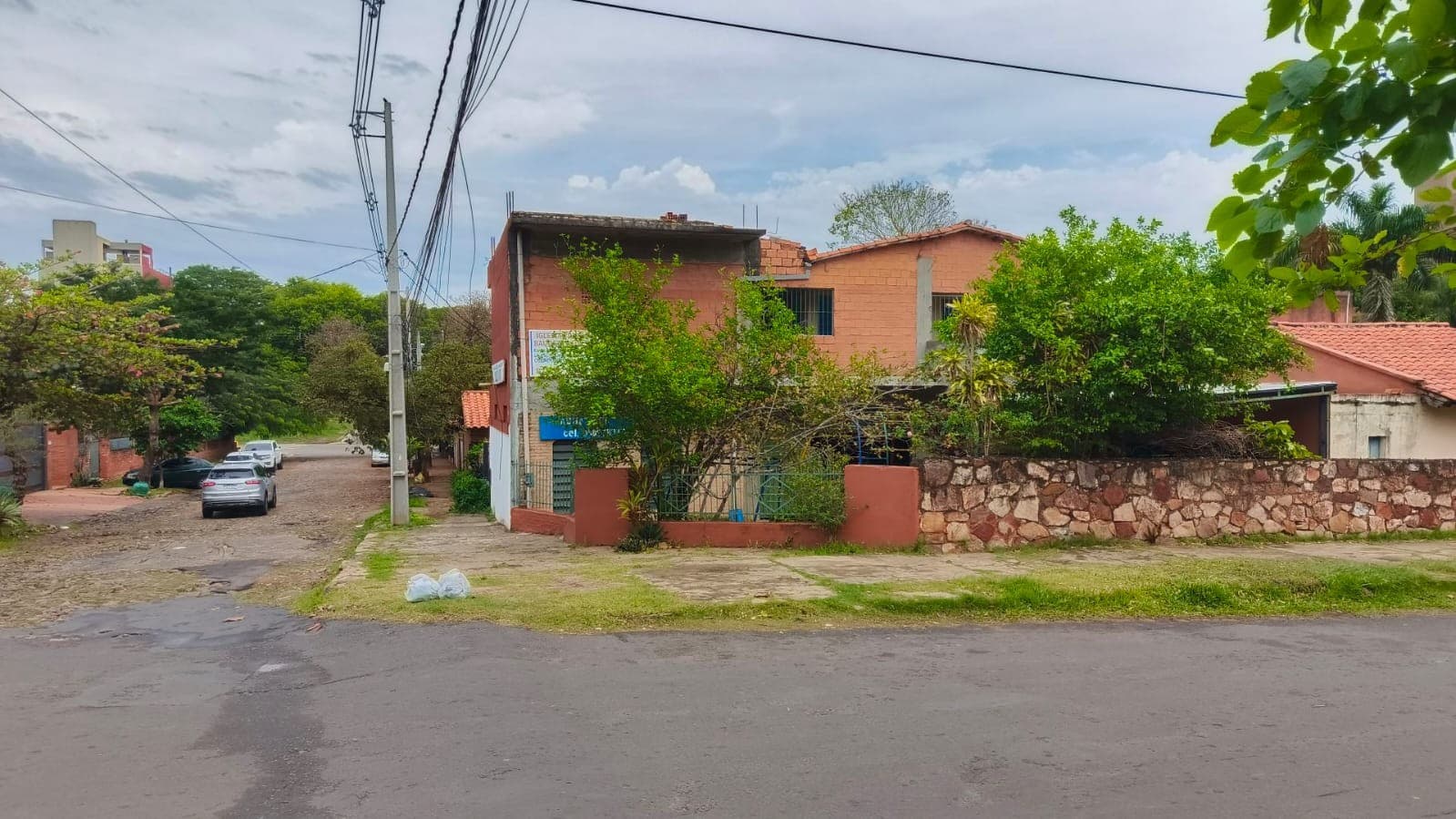 Vendo terreno en esquina barrio mburucuya