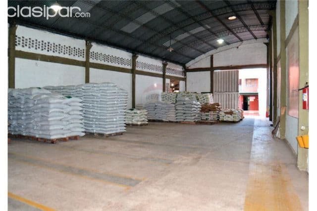 Local de calle a calle incluido 2 tinglados que ocupan 2 terrenos