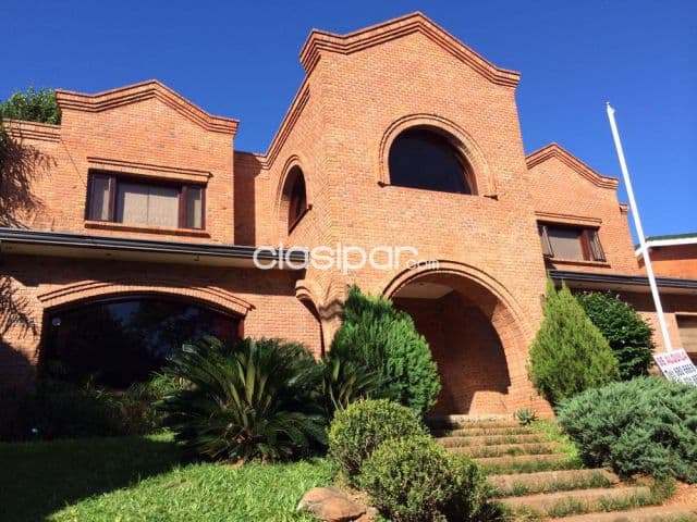 Mburucuyá: Elegante residencia, 4 suites, gran jardín y piscina, totalmente amoblada