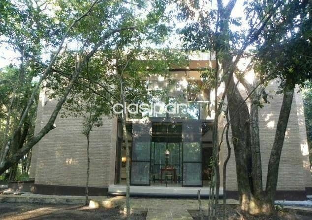Surubi-í: 2.400 m2, hermosa residencia, elegante ubicación - 180.000 usd
