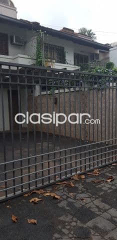 Mcal. Estigarribia / los laureles : Dúplex tipo casa, 3 dormitorios, jardín, piscina