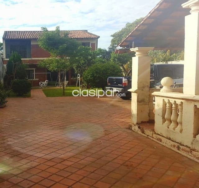 Hermosa casa con excelente ubicación en Luque. J4130