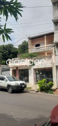 Amplia casa a refaccionar o demoler