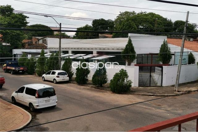 Local comercial con showroom a estrenar en esquina 180,000 usd