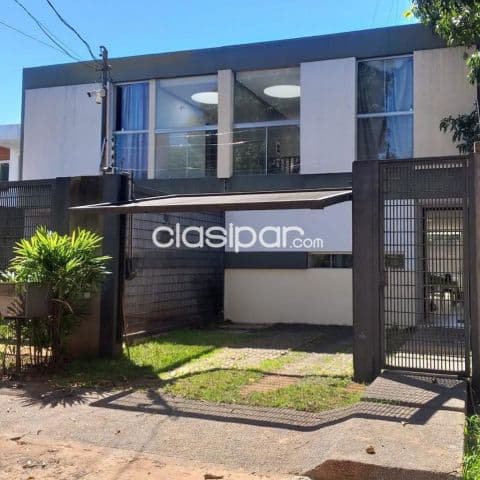 Oferta de amplio duplex de 3 dormitorios + estar + 2 cocheras + área de servicio + piscina