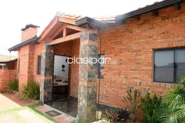 Casa en el barrio cerrado la providencia, Luque