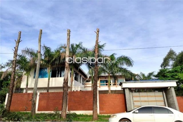 residencia con amplio patio en San Isidro: 3 habitaciones, 3 en suite y 5 baños