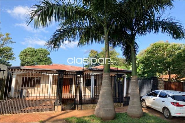 amplia casa en el barrio Mboi Ka´e: 6 habitaciones y 7 baños